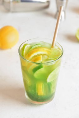 Hafif arka planda lezzetli limonatalı cam.