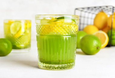 Hafif arka planda lezzetli limonatalı cam.