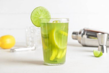 Hafif arka planda lezzetli limonatalı cam.