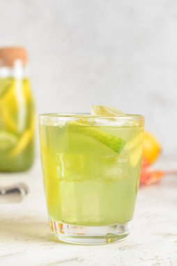 Hafif arka planda lezzetli limonatalı cam.