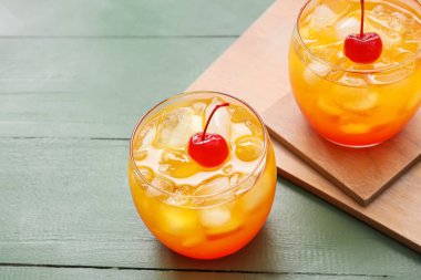 Lezzetli tekila kadehleri ahşap arka planda gün doğumu kokteyli.