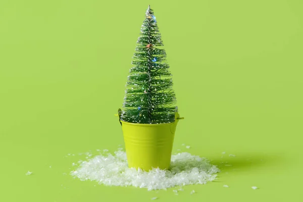 Balde Com Árvore Natal Neve Artificial Sobre Fundo Cor — Fotografia de Stock