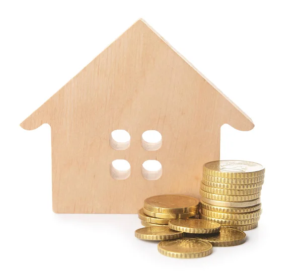 Modelo Casa Con Monedas Sobre Fondo Blanco — Foto de Stock