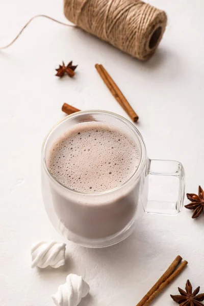 Tasse Heißer Kakao Auf Hellem Hintergrund — Stockfoto