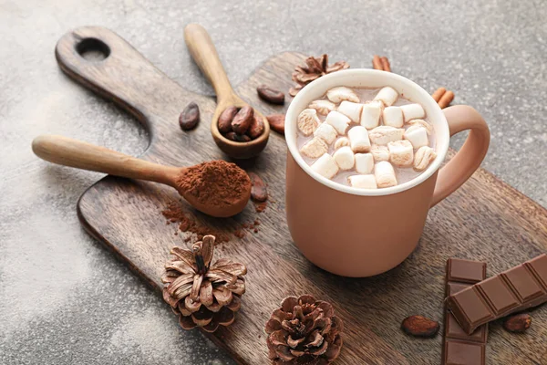 Träskiva Med Kopp Varm Kakao Dryck Kottar Och Kryddor Grunge — Stockfoto