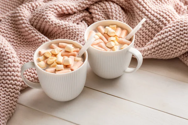 Tassen Mit Heißem Kakaogetränk Mit Marshmallows Und Karo Auf Hellem — Stockfoto