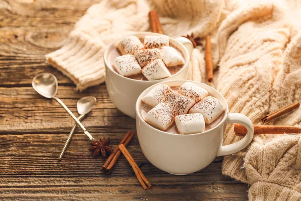 Komposition Mit Tassen Heißem Kakaogetränk Marshmallows Und Zimt Auf Holzgrund — Stockfoto