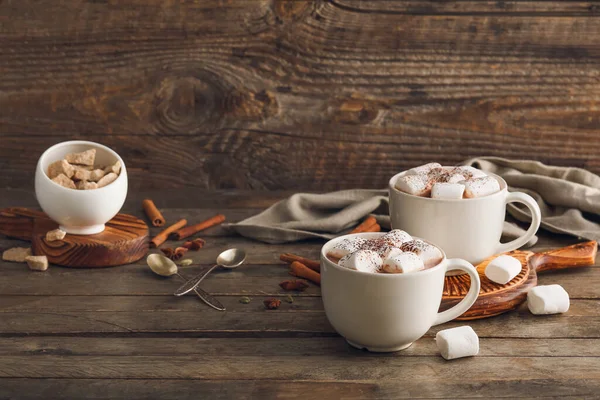 Tazas Bebida Cacao Caliente Con Malvaviscos Sobre Fondo Madera — Foto de Stock