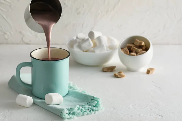 Pouring Hot Cocoa Drink Cup Light Background — Stock Photo, Image