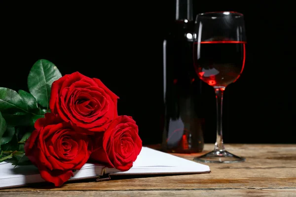 Beautiful Roses Wooden Table Closeup — Stock Photo, Image