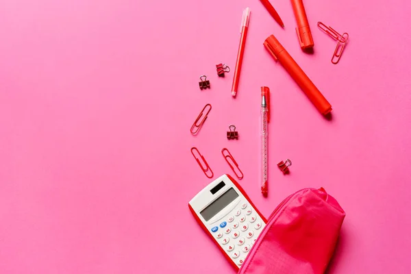 Caja Lápiz Con Papelería Calculadora Sobre Fondo Color — Foto de Stock