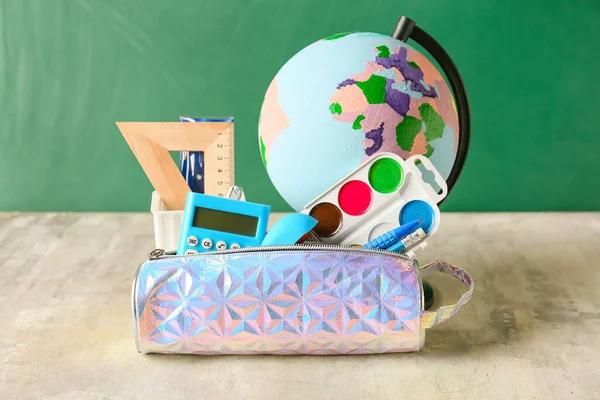 Mäppchen Mit Schreibwaren Farben Und Globus Auf Dem Tisch Klassenzimmer — Stockfoto