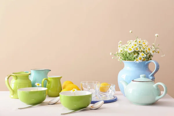 Stylish Table Setting Chamomile Flowers Light Background — Stock Photo, Image