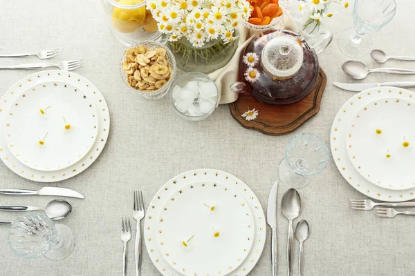 Elegante Ajuste Mesa Flores Manzanilla Sobre Fondo Claro —  Fotos de Stock