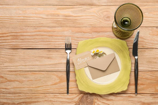 カモミールの花と木製の背景に封筒と美しいテーブルの設定 — ストック写真