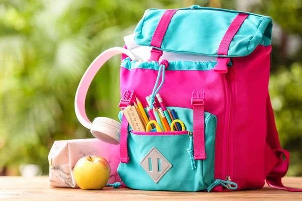 Schulrucksack Mit Schreibwaren Kopfhörern Und Apfel Auf Tisch Freien — Stockfoto