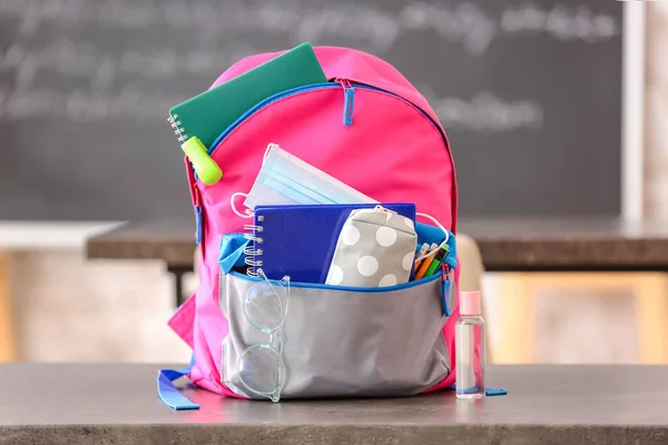 Mochila Escolar Con Papelería Botella Desinfectante Máscara Médica Anteojos Mesa —  Fotos de Stock