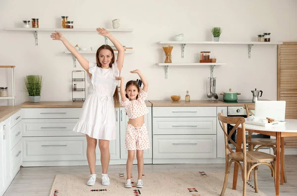 Mujer Joven Pequeña Hija Bailando Cocina — Foto de Stock