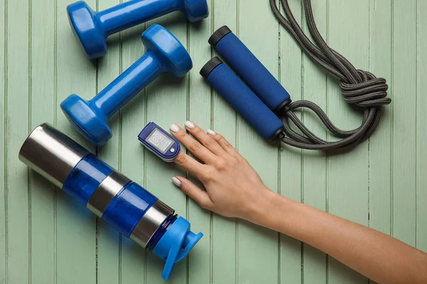 Female Hand Pulse Oximeter Dumbbells Skipping Rope Bottle Water Color — Stock Photo, Image