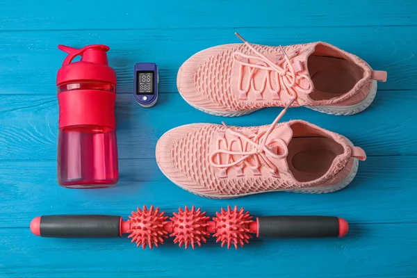 Pulsossimetro Bottiglia Acqua Rullo Corpo Scarpe Sportive Sfondo Legno Colori — Foto Stock