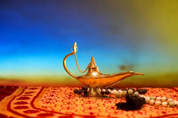 Aladdin Lampe Der Wünsche Mit Tasbih Auf Teppich Vor Farbigem — Stockfoto