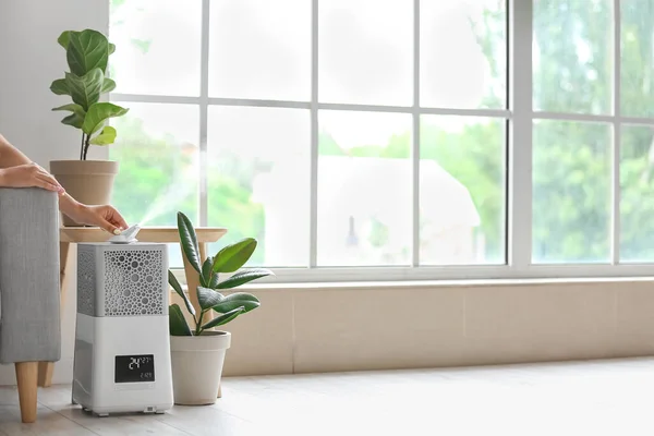 Woman Modern Air Humidifier Home — Stock Photo, Image