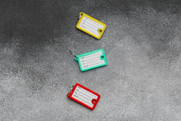 Grunge arkaplanındaki farklı anahtar etiketleri