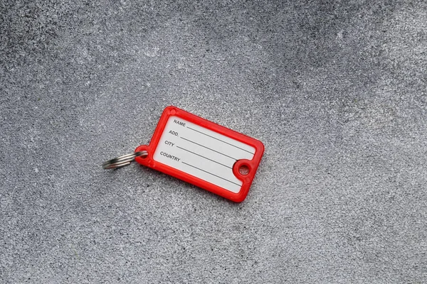 Rode Plastic Key Tag Grunge Achtergrond — Stockfoto