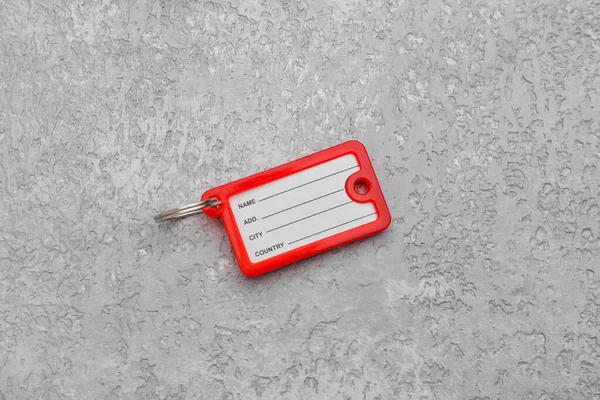 Grunge arka planında kırmızı plastik anahtar etiketi