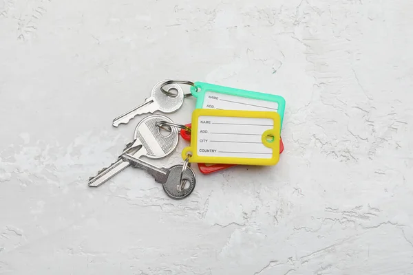 Ключи Пластиковыми Метками Светлом Фоне — стоковое фото