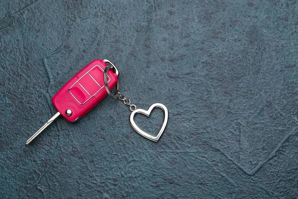 Κλειδί Αυτοκινήτου Μπρελόκ Σχήματος Καρδιάς Σκούρο Φόντο — Φωτογραφία Αρχείου