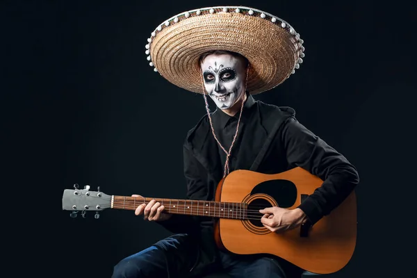 Joven Con Cráneo Pintado Cara Guitarra Sobre Fondo Oscuro Celebración —  Fotos de Stock