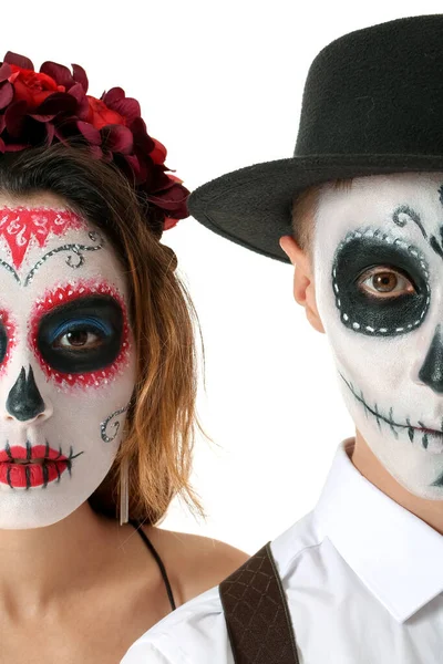 Beyaz Arka Planda Boyalı Kafatası Olan Genç Bir Çift Meksika — Stok fotoğraf