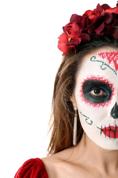 年轻女人的脸被漆成了骷髅 背景是白色的 墨西哥阵亡将士纪念日 Dia Muertos — 图库照片