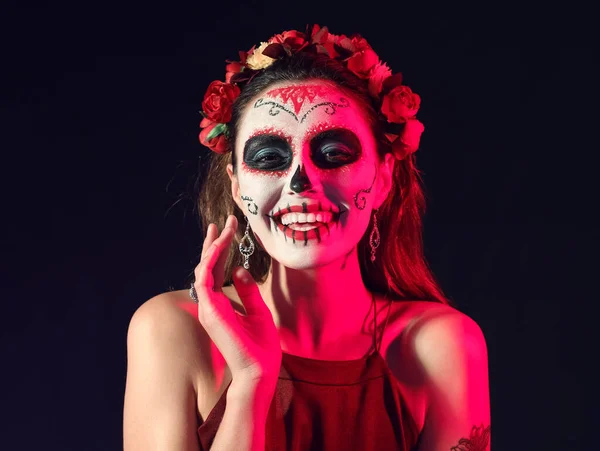 Młoda Kobieta Pomalowaną Czaszką Twarzy Ciemnym Tle Obchody Meksykańskiego Dnia — Zdjęcie stockowe