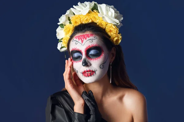 Young Woman Painted Skull Her Face Dark Background Celebration Mexico — Stock Photo, Image