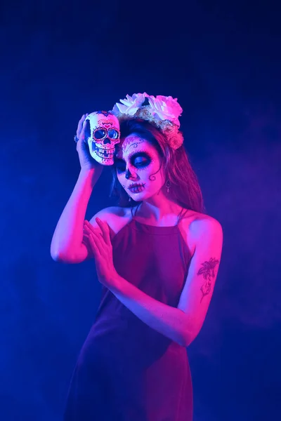 墨西哥死亡日 Dia Muertos 年轻女子 脸上涂满了彩绘 头盖骨 背景阴森森 — 图库照片