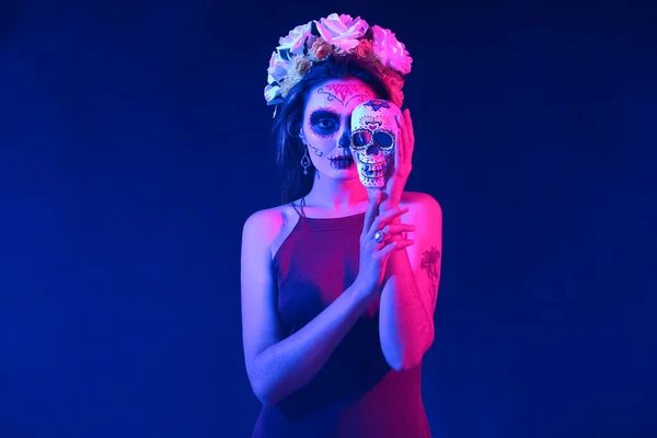 墨西哥死亡日 Dia Muertos 年轻女子 脸上涂满了彩绘 头盖骨 背景阴森森 — 图库照片