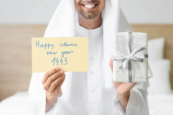 Junger Muslimischer Mann Mit Geschenk Und Grußkarte Zum Islamischen Neujahrsfest — Stockfoto