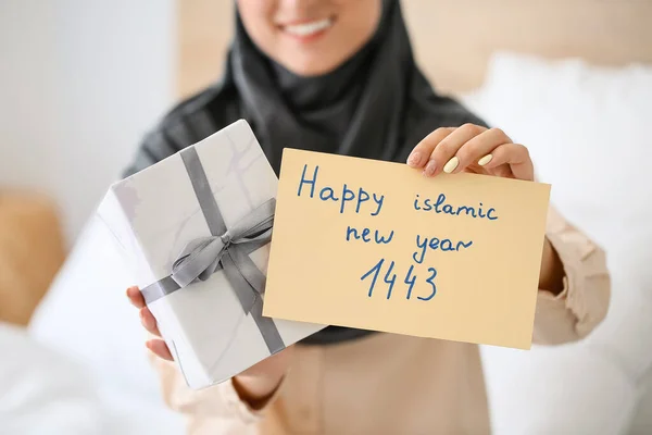 Tânără Musulmană Cadou Felicitare Pentru Anul Nou Islamic Acasă Aproape — Fotografie, imagine de stoc