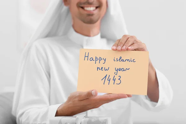 Junger Muslimischer Mann Mit Grußkarte Zum Islamischen Neujahrsfest Hause — Stockfoto