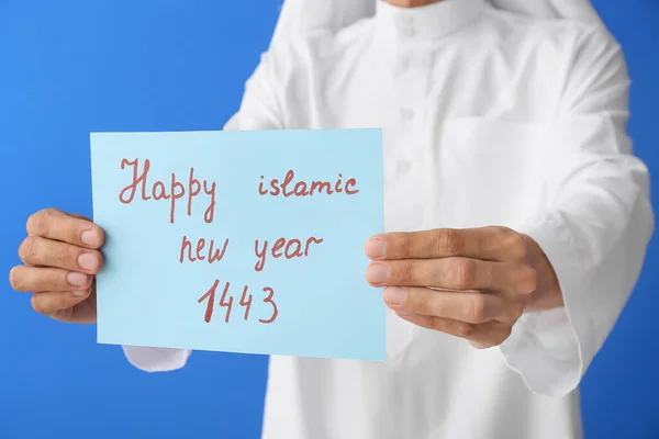 Junger Muslimischer Mann Mit Grußkarte Zum Islamischen Neujahr Auf Farbigem — Stockfoto
