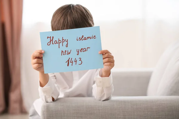 Kisfiú Üdvözlőkártyával Iszlám Újév Otthon — Stock Fotó