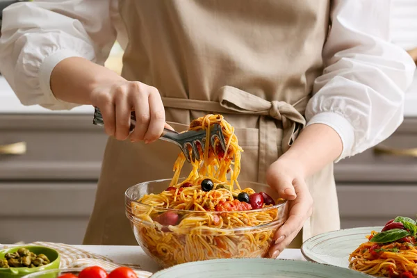 Γυναίκα Προετοιμασία Νόστιμο Ζυμαρικά Puttanesca Στο Τραπέζι Στην Κουζίνα Closeup — Φωτογραφία Αρχείου