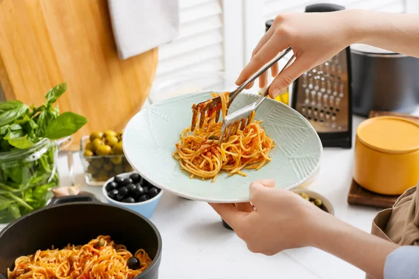 Kvinna Förbereder Välsmakande Pasta Puttanesca Vid Köksbordet — Stockfoto