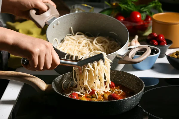 Frau Bereitet Leckere Pasta Puttanesca Küche — Stockfoto