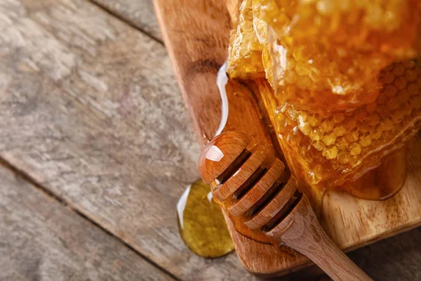 Brädan Med Honung Kammar Och Dipper Trä Bakgrund Närbild — Stockfoto