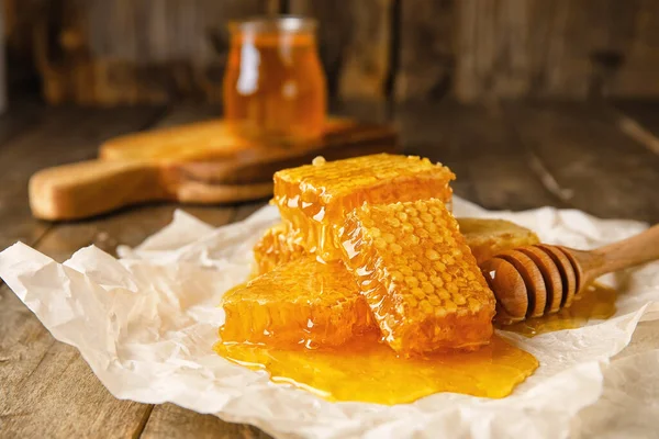 Honigwaben Auf Holzgrund — Stockfoto