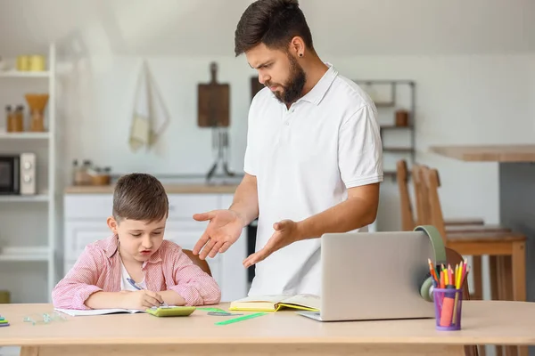 Niño Pequeño Con Padre Haciendo Clases Casa — Foto de Stock