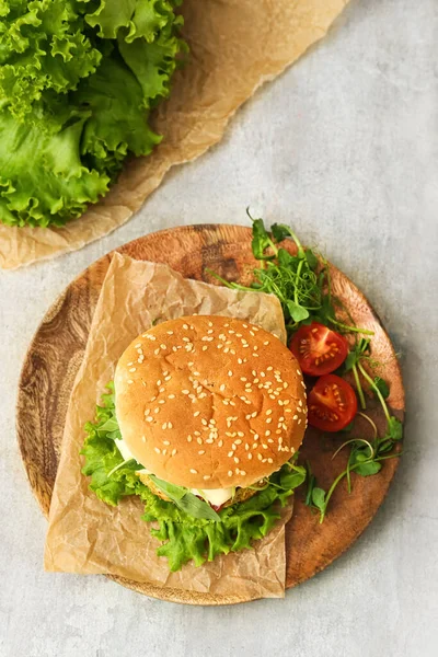 Plate Tasty Vegetarian Burger Table — Stock Photo, Image